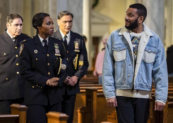 Bild 1 von 12: (v.l.n.r.) Captain Stan Yenko (Richard Kind); Deputy Inspector Regina Haywood (Amanda Warren);Assistant Chief John Suarez (Jimmy Smits); Antoine Jordan (Biko Eisen-Martin)