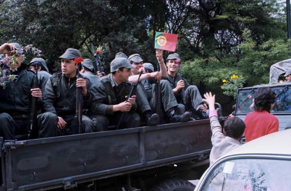 Bild 1 von 12: Im Bild: Nach einem 13 Jahre langen und völlig aussichtslosem Krieg in den afrikanischen Kolonien verliert das Regime des Estado Novo die Unterstützung des Militärs. Soldaten der portugiesischen Streitkräfte besetzen am 25. April 1974 die Hauptstadt Lissabon. Innerhalb weniger Stunden ist die fast 50 Jahre andauernde Diktatur gestürzt.