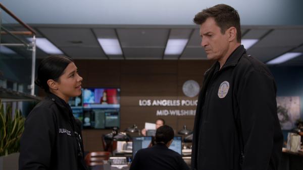 Bild 1 von 3: Officer John Nolan (Nathan Fillion) sichert Officer Celina Juarez (Lisseth Chavez) seine volle Unterstützung bei der Aufklärung des Mordes an ihrer Schwester zu.