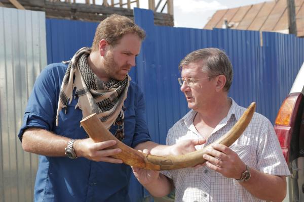 Bild 1 von 5: Josh Gates (l.)