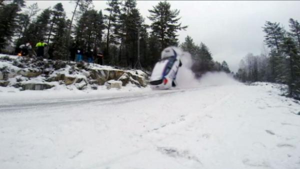 Bild 1 von 2: Wenn auf verschneiten Straßen die Fahrbahnmarkierungen verschwinden, kann man leicht vom Weg abkommen.