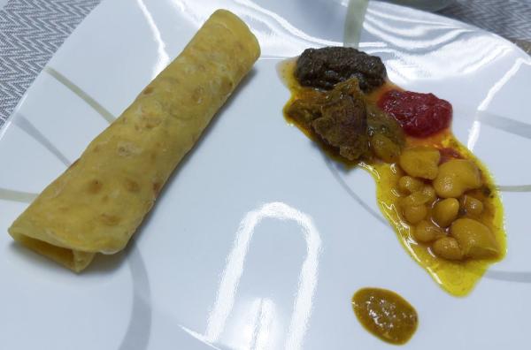 Bild 1 von 2: Dholl Puri ist ein bunt gefülltes Fladenbrot, das bei der Bevölkerung der Insel Mauritius sehr beliebt ist.