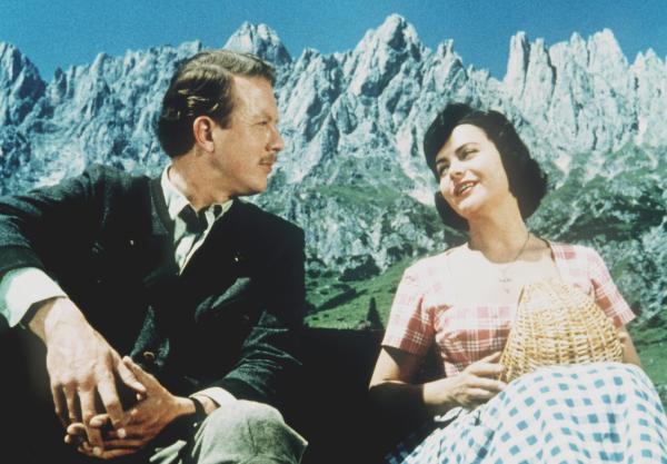 Bild 1 von 3: Der junge Jäger Michael wird von einem Kollegen zu Unrecht eines Tötungsversuches bezichtigt. Michael kann fliehen und geht nach Afrika. Doch Heimweh und Sehnsucht treiben ihn schließlich zurück in die Heimat.