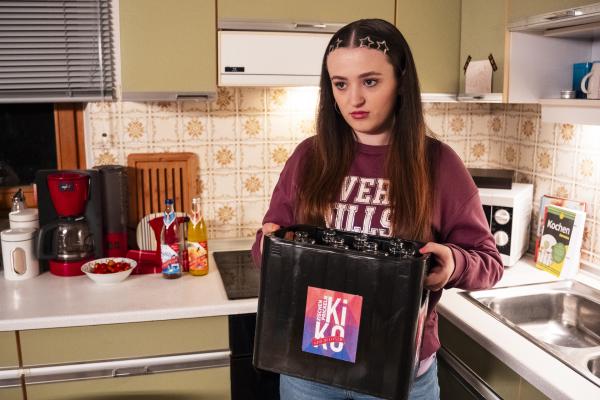 Bild 1 von 4: Maja (Godiva Adela) kommt die Idee, dass sie sich mit dem Pfanderlös ein neues Top kaufen könnte.