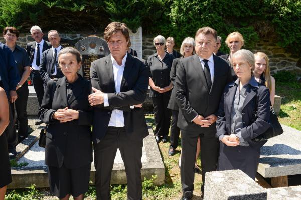 Bild 1 von 36: Im Bild: Der Journalist Max Ryba (Harald Windisch) beim Begräbnis seiner Mutter. Als Trauergäste dabei: seine Tante Maria (Karoline Zeisler) der Abgeordnete Josef Karger (Lukas Resetarits) mit seiner Frau Dani (Isabel Karajan).