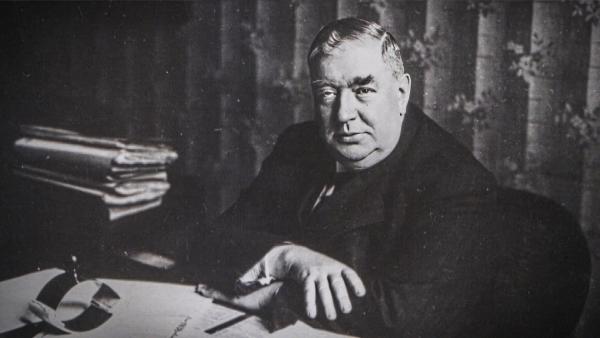 Bild 1 von 4: Der berühmte Leiter der Berliner Mordkommission, Ernst Gennat. Der Ausnahme-Ermittler revolutioniert in den 1930ern die Arbeit der Kriminalpolizei.