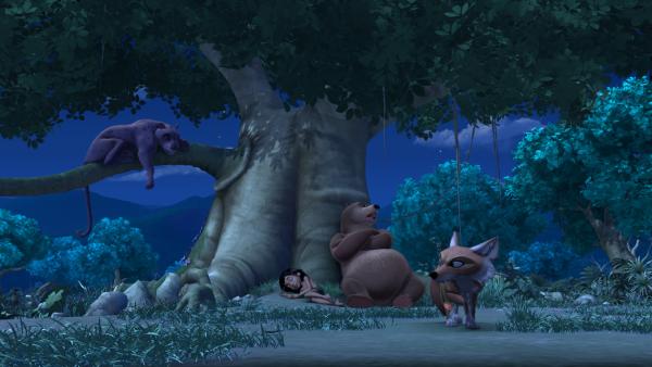 Bild 1 von 6: Nachts, während Baghira (l.), Mogli (M.) und Balu (2.v.r.) schlafen, klaut Tabaqui (r.) im Auftrag von Shir Khan den Bernstein.