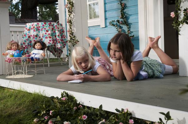 Bild 1 von 7: Anneli (Lilja Lehto) und Onneli (Aava Merikanto, re.) machen sich eine Einkaufliste, was sie noch alles für die Einrichtung des neuen Hauses benötigen.