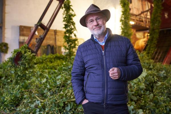 Bild 1 von 3: Hopfen, Hefe, Braugerste in Form von Malz und Wasser braucht man zum Bierbrauen. Harald Lesch zeigt, in welcher dieser Zutaten sich Gentechnik \