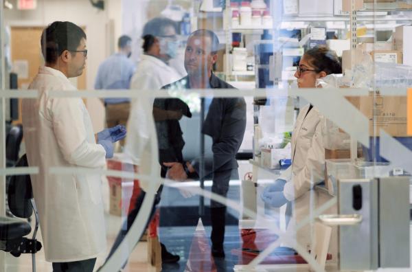 Bild 1 von 5: Isaac Stoner musste sich mit seinem Start-up aus der Antibiotikaforschung zurückziehen, da kein Pharmakonzern es finanzieren wollte.