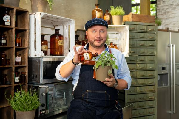 Bild 1 von 3: Produktentwickler Sebastian Lege informiert unter anderem über Pesto fast ohne Basilikum.