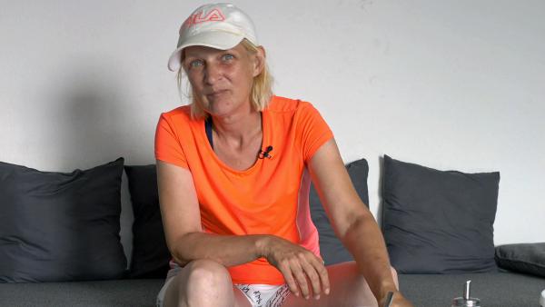 Bild 1 von 2: Christine (46) ist mit der alleinigen Pflege ihrer Mutter überfordert