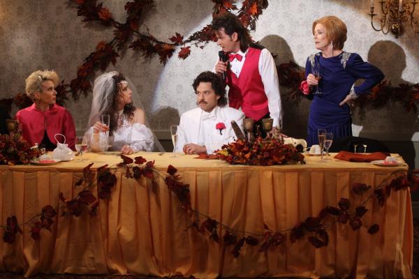 Bild 1 von 20: Rückblick an einen speziellen Tag: Charlie (Charlie Sheen, 2.v.r.), Judith (Marin Hinkle, 2.v.l.), Alan (Jon Cryer, M.) und Evelyn (Holland Taylor, r.) ...