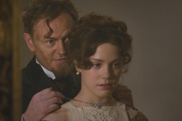 Bild 1 von 23: Im Bild: Jared Harris (Urbani), Andrea Deck (Charlotte).