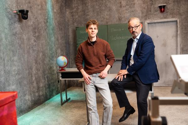 Bild 1 von 4: Levi Penell (l.) und Jan Fleischhauer (r.) im Klassenzimmer-Setting - zwischen Diskussion und Inszenierung.