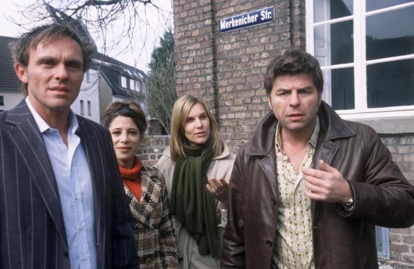 Bild 1 von 19: Böse Überraschung für Jupp (Uwe Fellensiek, r.), Falk (Dirk Martens, l.), Silvia (Isabella Parkinson, 2.v.l.) und Inge (Nele Mueller-Stöfen, 2.v.r.): Der Wagen von Jupp und Falk ist leider irgendwelchen Randalierern zum Opfer gefallen ...