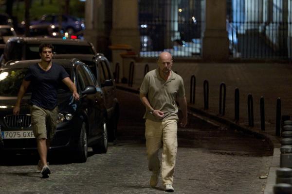 Bild 1 von 8: Will (Henry Cavill, l.); Martin (Bruce Willis, r.)
