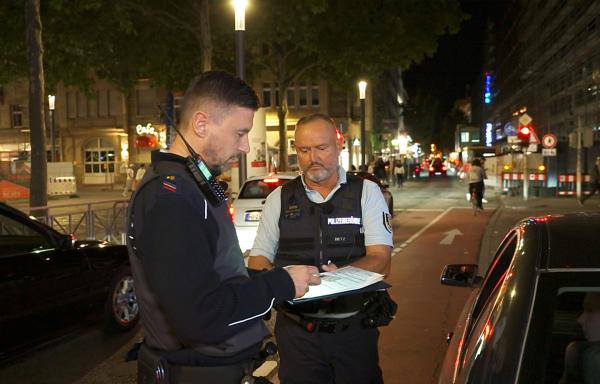 Bild 1 von 3: Sascha Schmidt und Markus Dietz vom Mannheimer Ordnungsamt checken bei einer Poserkontrolle die Fahrzeugpapiere.