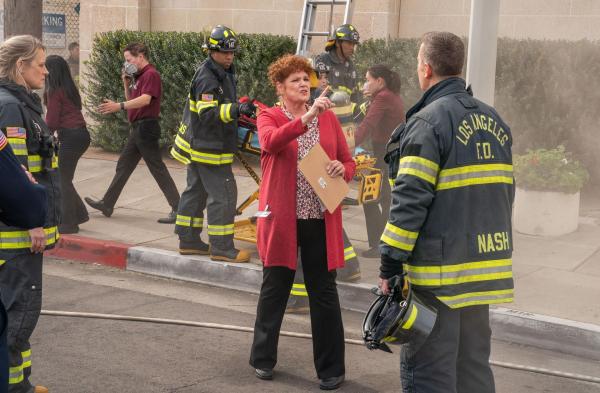 Bild 1 von 19: Sue Blevins (Debra Christofferson, MItte); Bobby Nash (Peter Krause, r.)