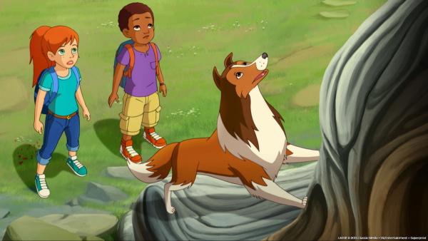 Bild 1 von 4: Zoé (l.) und Harvey (r.) sind gemeinsam mit Hündin Lassie auf Schatzsuche.