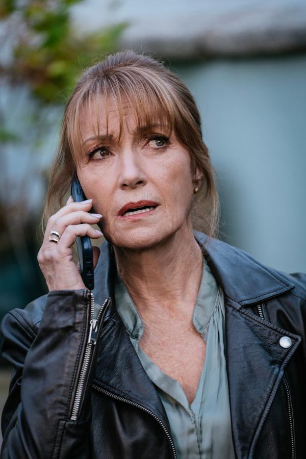 Bild 1 von 8: Harry Wild (Jane Seymour) nimmt Kontakt zu dem Verdächtigen auf, der Fergus in seine Gewalt gebracht hat.