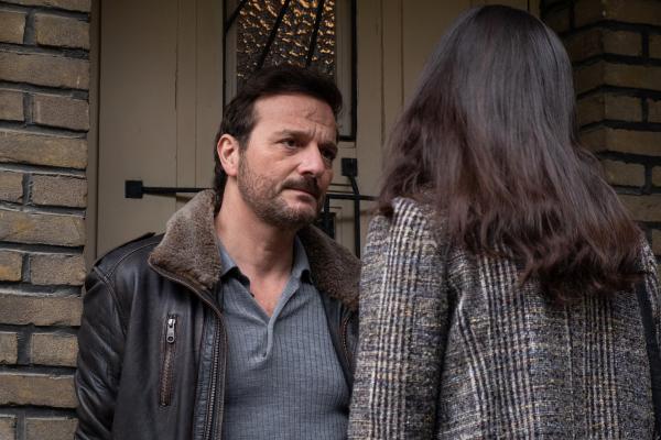 Bild 1 von 8: Samuel Leroy (Patrick Ridremont) wird von einer Bewährungshelferin (Myriem Akheddiou), die seine Frau engagierte, kontrolliert und verfolgt. Er versucht, sie immer wieder abzuwimmeln.