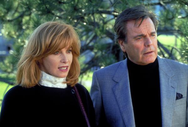 Bild 1 von 18: Max ist gestorben. Das Ableben des liebenswürdigen Butlers ist für Jennifer (Stefanie Powers, l.) und Jonathan Hart (Robert Wagner, r.) ein schwerer Schlag ...