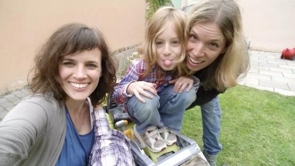 Bild 1 von 2: Was formt uns als Kinder? Die beiden Reporter begeben sich in eine Kinderkrippe, sprechen mit Entwicklungspsychologin Prof. Lieselotte Ahnert und besuchen einen Kindergarten. Was lernen wir in diesem Alter? Wie kann man Kinder in ihrer Persönlichkeitsentwicklung in dieser Phase unterstützen?