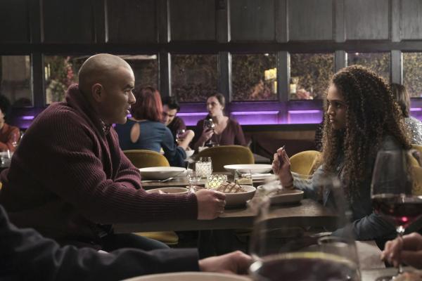 Bild 1 von 14: Chunk Palmer (Chris Jackson, l.); Anna Baker (Jazzy Williams, r.)