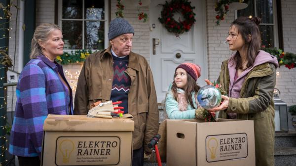 Bild 1 von 15: Die Stimmung zwischen Vera (Birge Schade, l.), Rainer (Leonard Lansink, 2.v.l.) und Laura (Henriette Richter-Röhl, r.) ist angespannt. Nur Miri (Lani Kalea Maurischat, 2.v.r.) freut sich einfach auf Weihnachten.