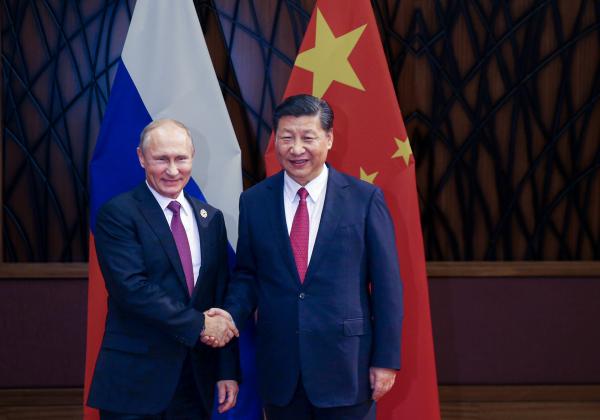 Bild 1 von 5: Russlands Präsident Wladimir Putin mit Chinas Präsident Xi Jinping bei einem Treffen der Asiatisch-Pazifischen Wirtschaftsgemeinschaft (APEC) im November 2017