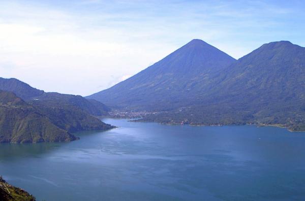 Bild 1 von 2: Zwischen Vulkanen eingebettet liegt der geheimnisvolle Lago de Atitlán, der zweitgrößte See Guatemalas.