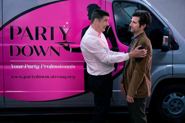 Bild 1 von 5: Ron Donald (Ken Marino, l.); Henry Pollard (Adam Scott, r.)
