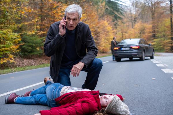 Bild 1 von 14: Robert Anders (Walter Sittler) kniet vor Hannah Brunner (Laeni Geiseler), die am Boden liegt und von  Annika Wagner (Nurit Hirschfeld) angefahren wurde.