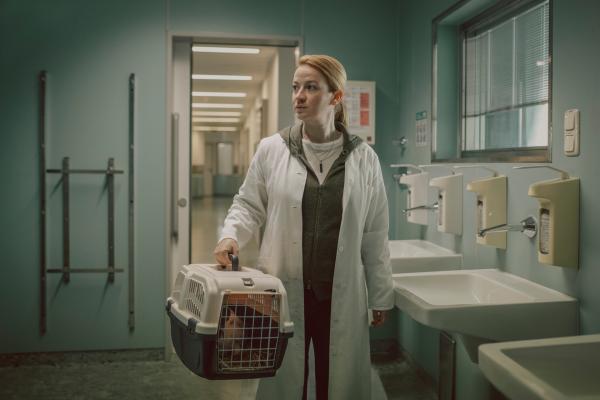 Bild 1 von 11: Dr. Theresa Wolff (Nina Gummich) nimmt das Kaninchen eines Zeugen in der Pathologie auf.