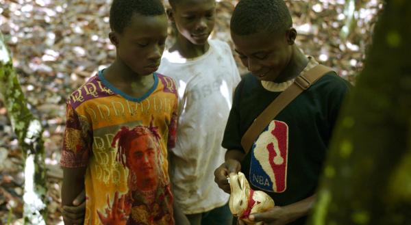 Bild 1 von 4: Die Kinder probieren zum ersten Mal in ihrem Leben Schokolade.