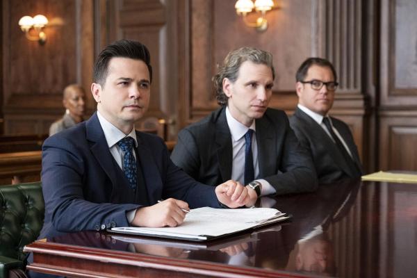 Bild 1 von 14: (v.l.n.r.) Benny Colón (Freddy Rodriguez); Eric Crawford (Sebastian Arcelus); Dr. Jason Bull (Michael Weatherly)