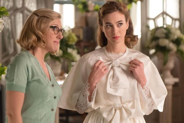 Bild 1 von 6: Rita Montesinos (Cecilia Freire, l.); Clara Montesinos (Marta Hazas, r.)