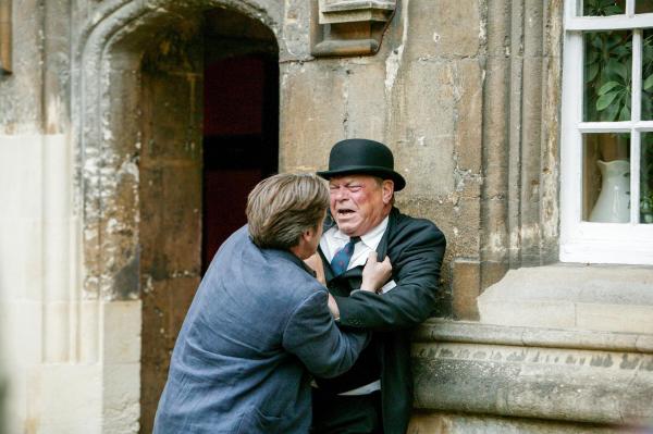 Bild 1 von 14: Im Bild (v.li.): Anthony Calf (Malcolm Finniston), Warren Clarke (Roger Temple).