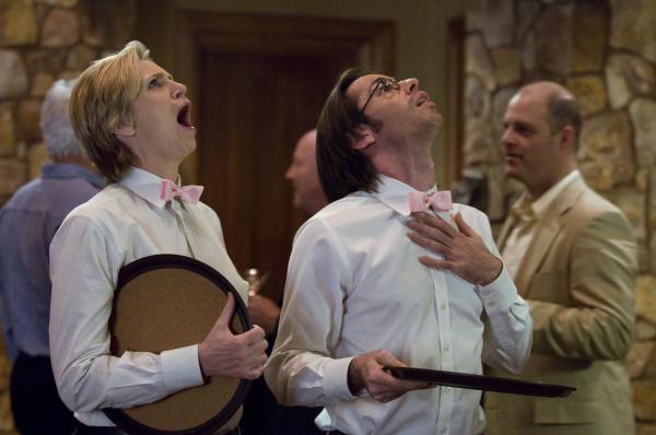 Bild 1 von 8: Constance Carmell (Jane Lynch, l.); Roman DeBeers (Martin Starr, r.)