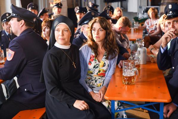 Bild 1 von 2: Im Bild: Schwester Hanna (Janina Hartwig, li.) und Franziska (Bianca Hein) auf der Einweihungsfeier des neuen Löschzuges. Sie sind gespannt, ob Andreas kommt.