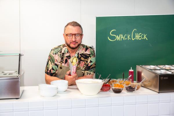 Bild 1 von 9: ZDFbesseresser Sebastian Lege ist schockiert was Schülerinnen und Schüler heute als Snack favorisieren. In seinem Format \