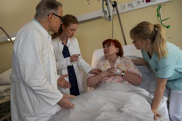 Bild 1 von 22: Dr. Gregor Wemuth (Karsten Speck, l.); Dr. Lea Wolff (Sina-Valeska Jung, 2.v.l.); Nico Menke (Isabel Hinz, r.)