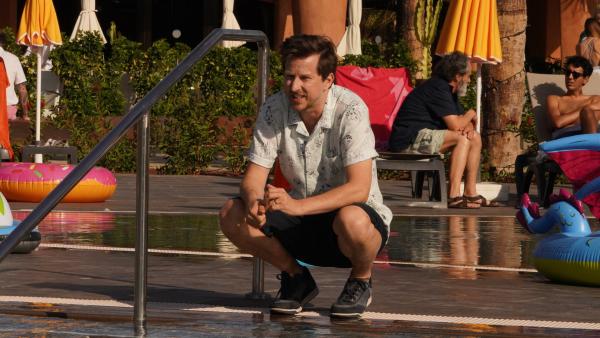 Bild 1 von 12: Jason (Lee Ingleby) ist sauer auf Ehefrau Jo.