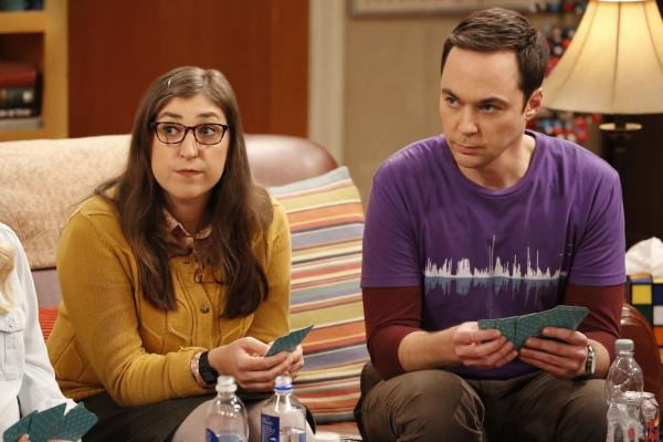 Bild 1 von 19: Amy (Mayim Bialik, l.) ist begeistert, dass Sheldon (Jim Parsons, r.) im Schlaf ganz entspannt und frei von Zwängen ist. Leider ist er, sobald er aufwacht, wieder besessen davon, das perfekte Hochzeitsdatum zu finden ...
