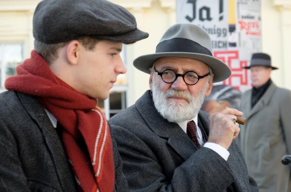 Bild 1 von 8: Franz Huchel (Simon Morzé, links) bewundert Freud (Bruno Ganz).