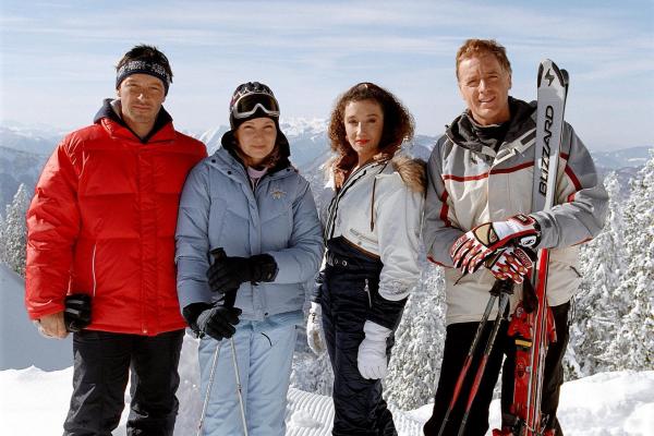 Bild 1 von 2: Im Bild (v.li.): Michael Roll (Hans), Mirjam Ploteny (Hanna), Konstanze Breitebner (Carla Prinz), Albert Fortell (Felix Hofstätter).