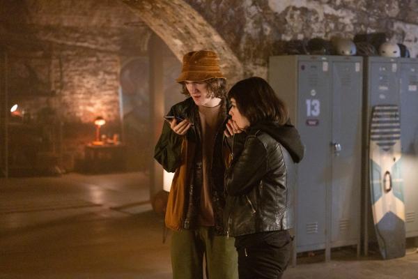 Bild 1 von 3: Tom (Brenock O'Connor) und Kyra (Marli Siu) sind in Sorge und versuchen mit Alex Kontakt aufzunehmen.