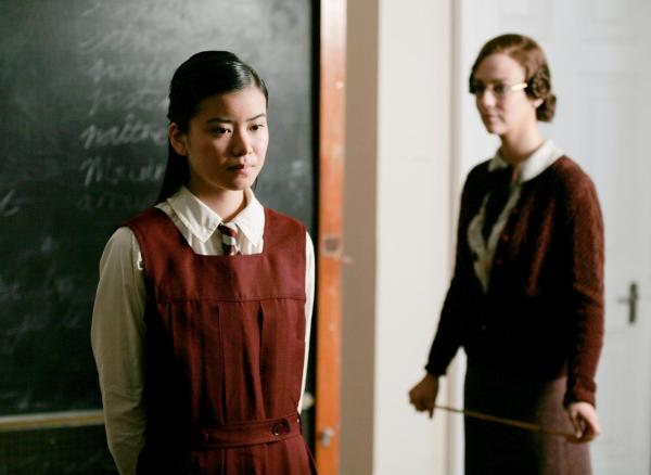 Bild 1 von 10: Im Bild (v.li.): Katie Leung (Hsui Tai), Miranda Raison (Mlle Blanche).