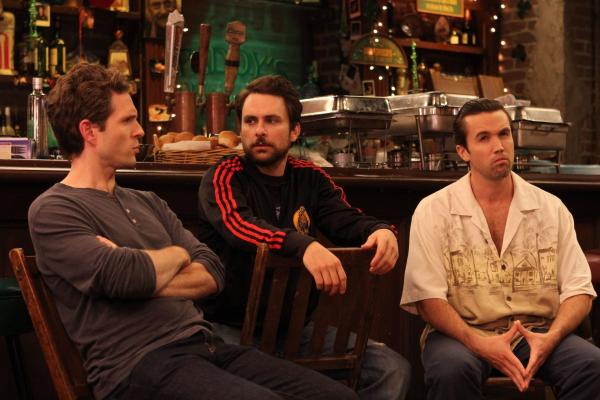 Bild 1 von 6: (v.l.n.r.) Dennis Reynolds (Glenn Howerton); Charlie Kelly (Charlie Day); Mac (Rob McElhenney)